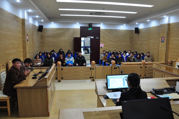 淮北师范大学法学院的大学生在观摩庭审.JPG