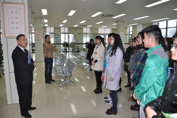 大学生在诉讼服务中心参观.JPG