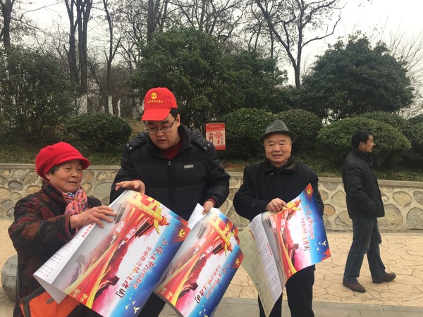 东办司法所志愿者为群众送法治宣传年历 (1).JPG