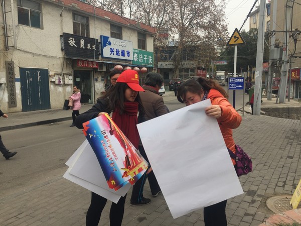 学生志愿者为群众送上普法宣传小礼物 (1).JPG
