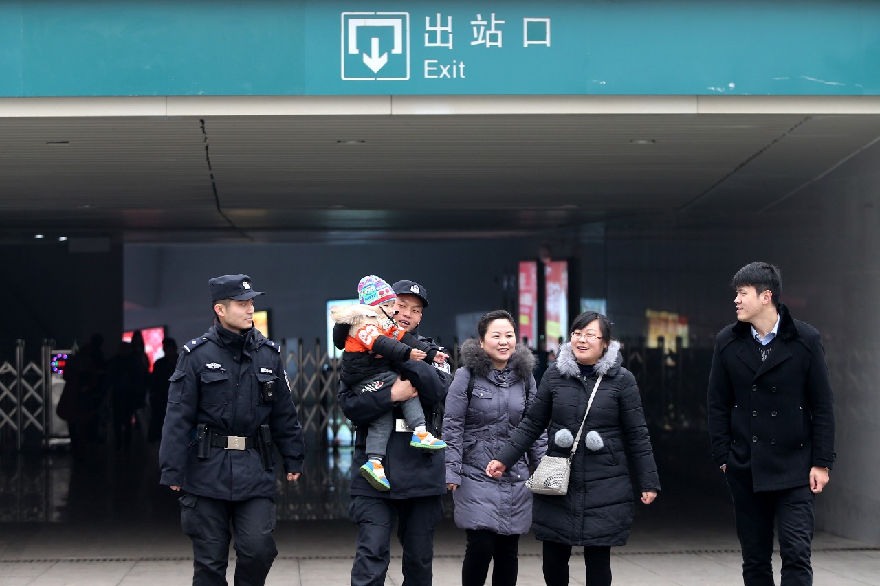 公安特警加强巡逻管控保“两节”平安   摄影  万善朝 (4).JPG