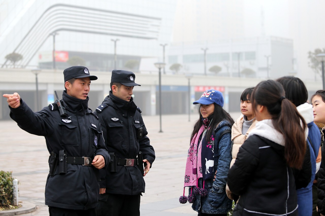 公安特警加强巡逻管控保“两节”平安   摄影  万善朝 (2).JPG