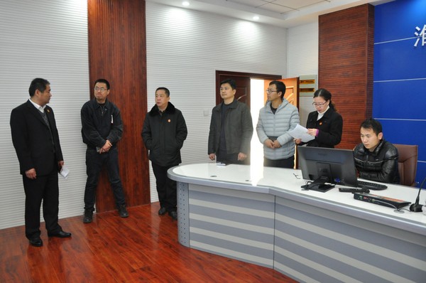 图为调研组实地查看.jpg