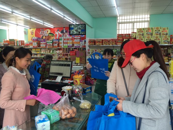 进超市发放普法材料.JPG