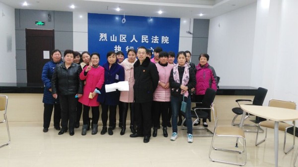 申请执行人争相与执行法官合影.jpg
