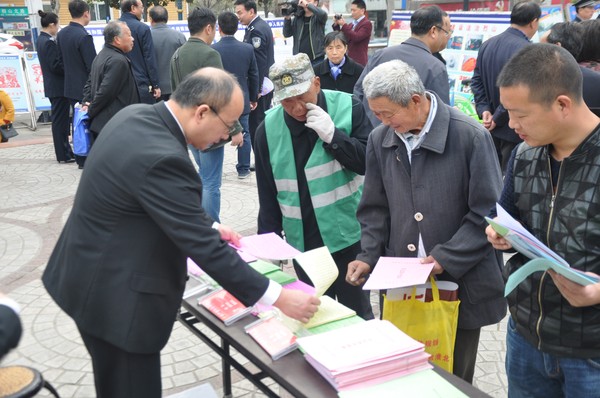 烈山区法院的法官在向群众发放法律知识宣传材料.JPG