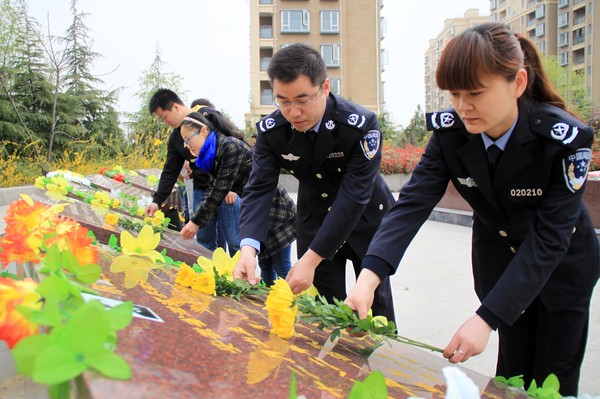 清明祭先烈-梅月 摄 (2).jpg