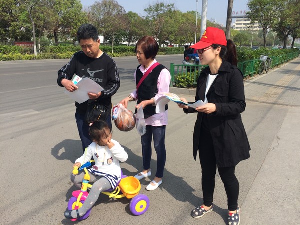 过往路人驻足学习.JPG