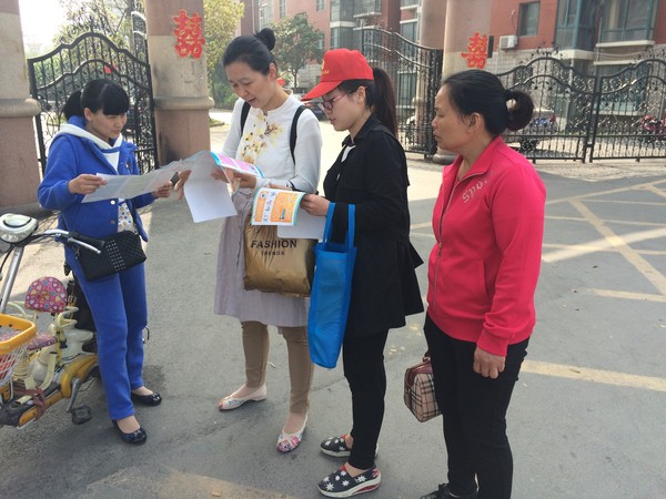 向小区居民发放宣传手册.JPG