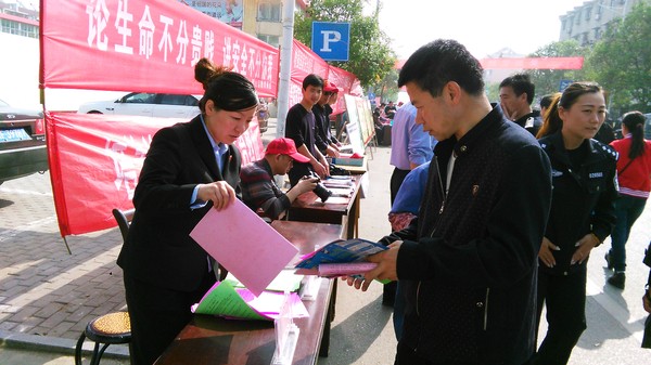 图为烈山区法院的法官在向群众发放法律知识宣传材料 (2).jpg
