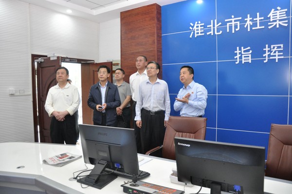 图为汪成农一行现场调研.jpg