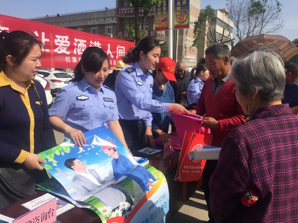 发放宣传资料.JPG