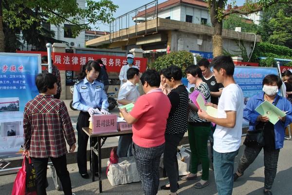 发放宣传材料.jpg