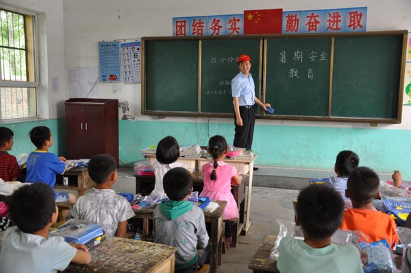 给孩子们讲述暑期安全教育.jpg