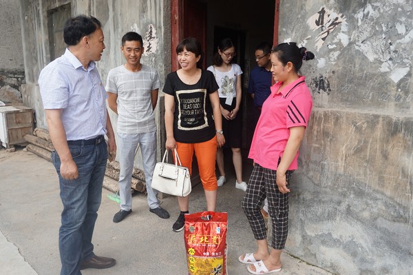 烈山区民政局走访慰问精准扶贫结对帮扶贫困户.JPG