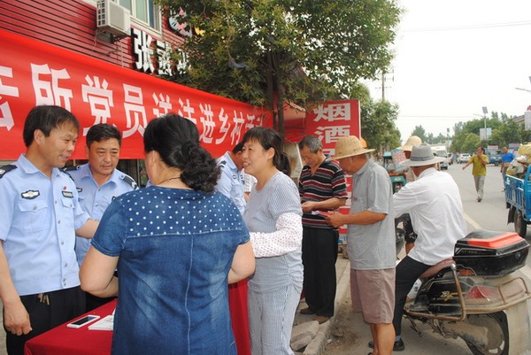 孙疃政法支部党员走上街头开展党员送法下乡村活动.jpg