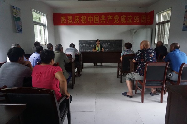 王书记社区上党课.JPG