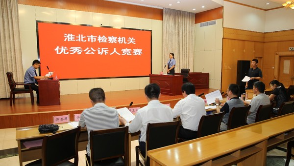 参赛选手分为控辩双方就案件进行论辩.jpg