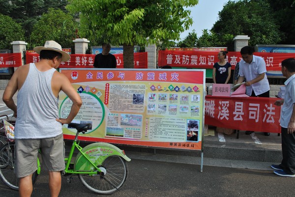 群众驻足.jpg