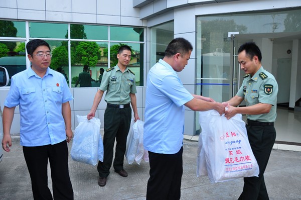 送上慰问品.jpg