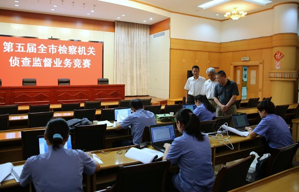 市检察院党组成员、政治部主任杨永峰到比赛现场观看选手们答题情况.jpg