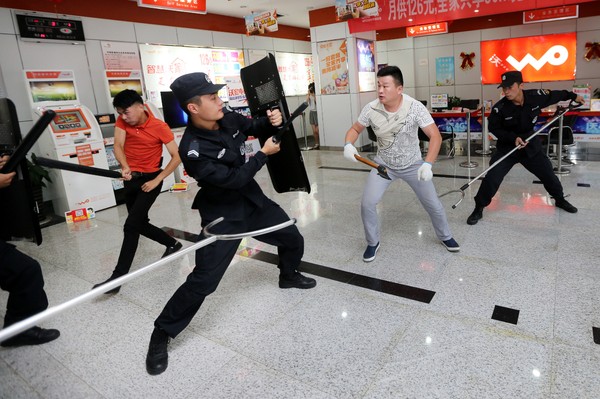 淮北警方举行重点单位反恐防暴应急演练 摄影 万善朝 (7).jpg