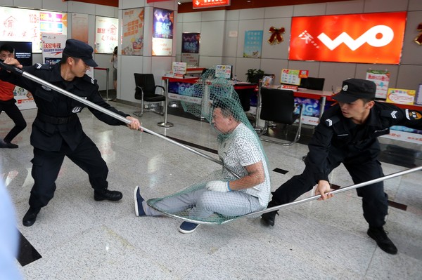 淮北警方举行重点单位反恐防暴应急演练 摄影 万善朝 (8).jpg