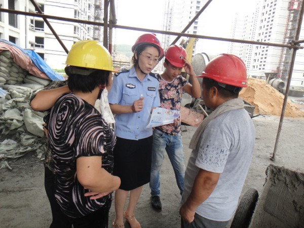 8.5送法进工地.JPG