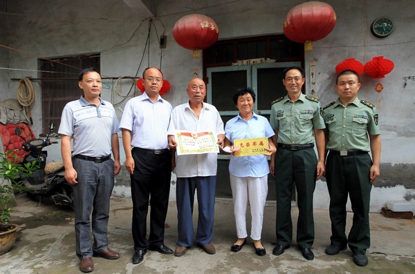 1立功喜报送到家-岳建文 摄 (5).jpg