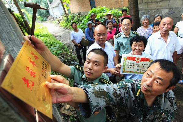 1立功喜报送到家-岳建文 摄 (1).jpg