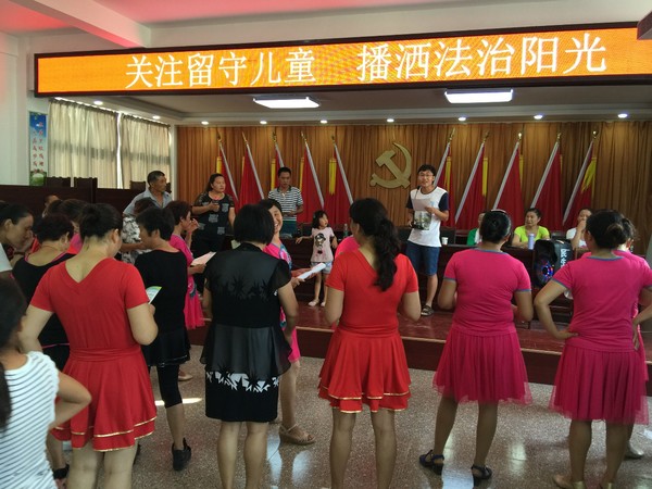 铁佛镇  关注留守儿童 播洒法治阳光.jpg