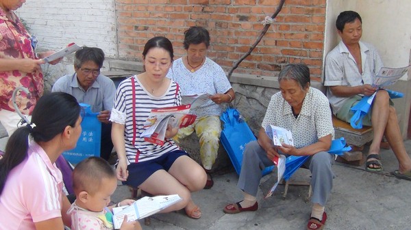 利用居民聚集聊天的时机，向居民讲解棚改法律知识.JPG