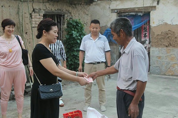 情系特困户 中秋暖人心1.jpg