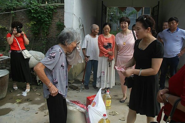 情系特困户 中秋暖人心2.jpg