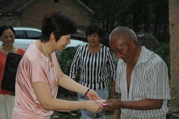 情系特困户 中秋暖人心3.jpg