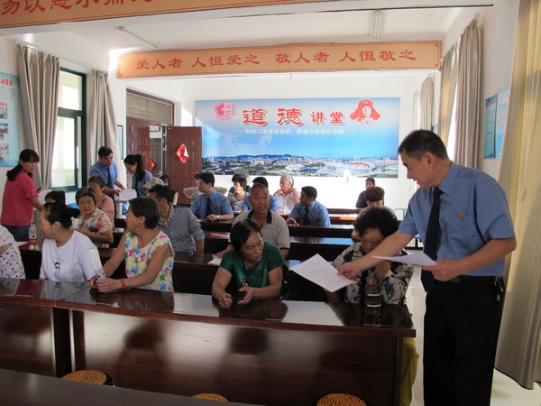 干警们向社区居民发放《民法通则》等法律宣传资料.jpg