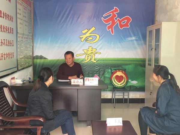 调解员调解邻里纠纷.JPG