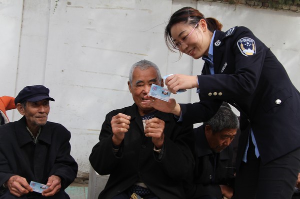 司法干警讲解法援爱心卡内容.JPG