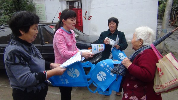 东山司法所开展“敲门送法 温暖老人心”法治宣传活动2.JPG