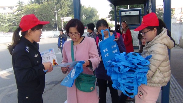 东山司法所公交站台忙普法，为民提供法律“停靠站”2.JPG