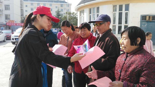 普法志愿者向过往群众发放普法资料.JPG