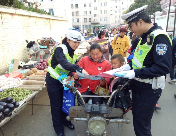 交警四大队走进辖区蔬果批发市场开展交通安全宣传.jpg