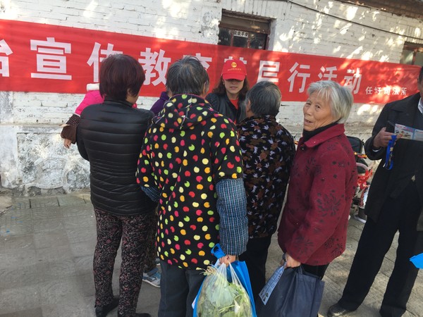 普法志愿者解答法律咨询 (2).JPG
