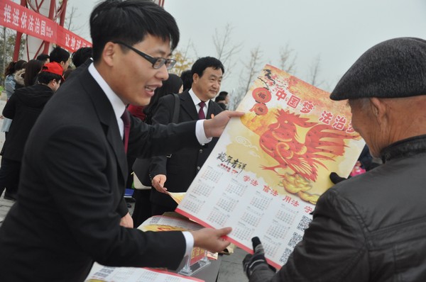 烈山区人民法院法律宣传志愿者在寒风中开展法治宣传活动.JPG