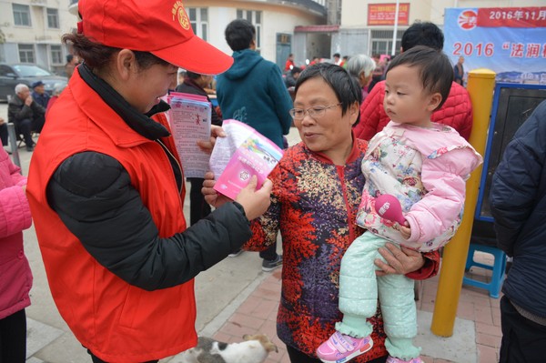 志愿者讲解反家庭暴力内容.JPG