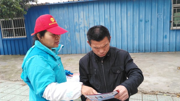 普法志愿者向居民讲解法律知识.jpg