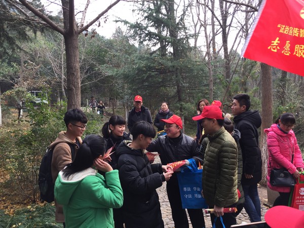 西办司法所&ldquo;行走说法&rdquo;走进相山公园照片2.JPG