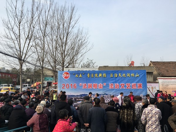 文艺巡演现场人头攒动.JPG
