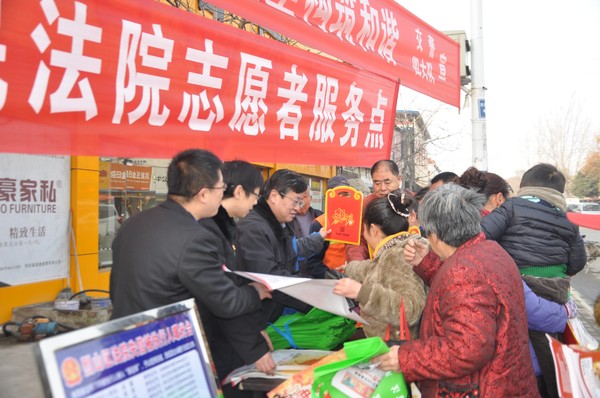 图二 烈山区法院向过往群众发放带有新年祝福内容的法治宣传材料.JPG