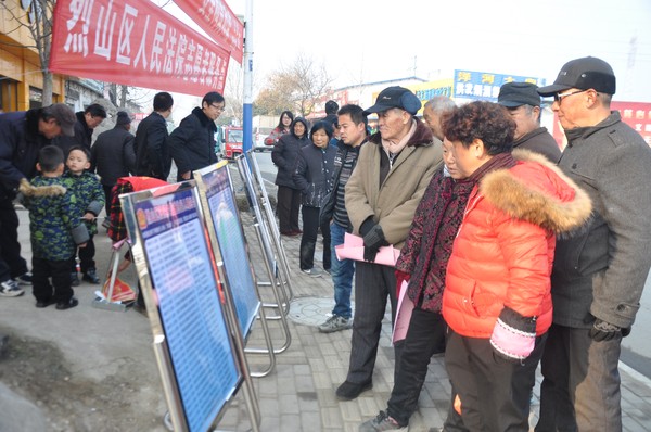 图一 过往群众在观看烈山法院曝光被执行人的展板.JPG